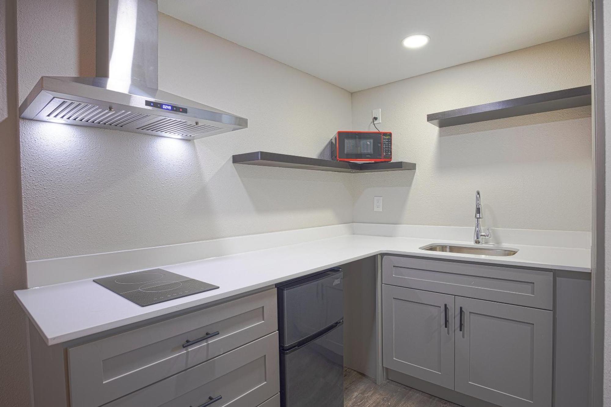 King Bed with Kitchenette Non-Smoking